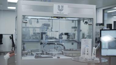 “Ariana” adlı robot, Unilever için Dove saç ürünlerini geliştirmede kullanıldı. İçinde bir cihaz bulunan, cam cepheli büyük bir kutu.