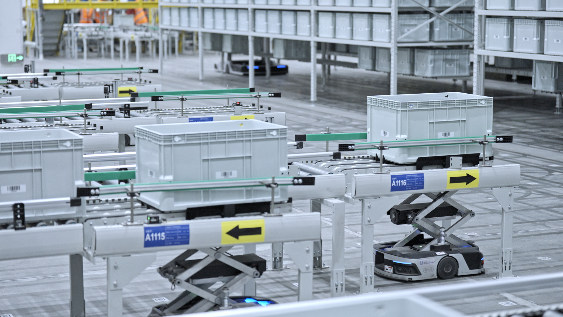 Unilever’in WEF Global Lighthouse Network fabrikalarından birindeki üretim hattı; burada robotlar, malların taşınmasında verimliliği artırıyor.