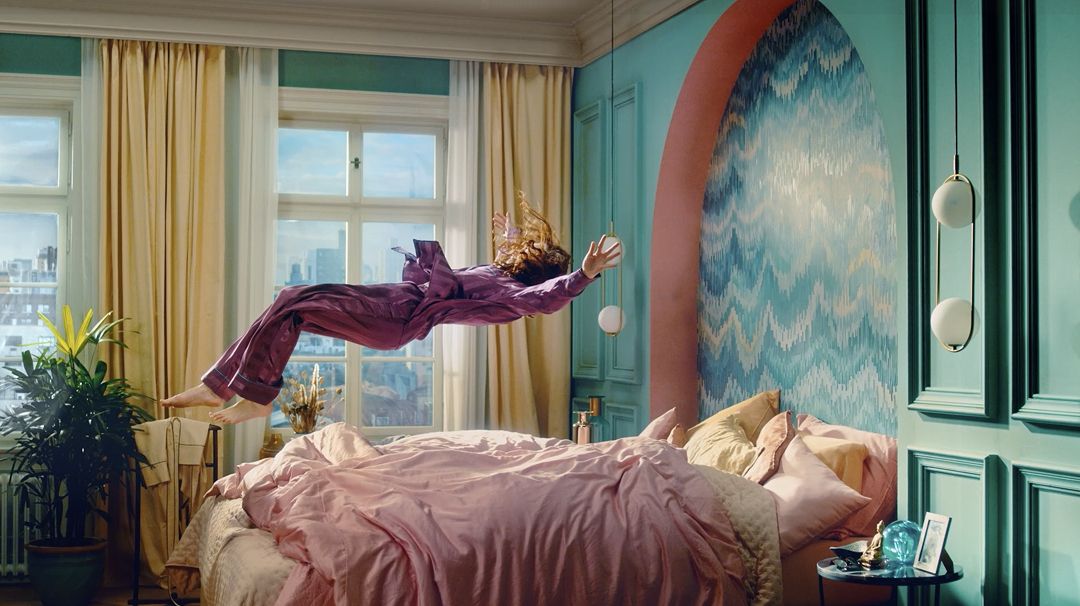 Yatağa düşen bir kişi