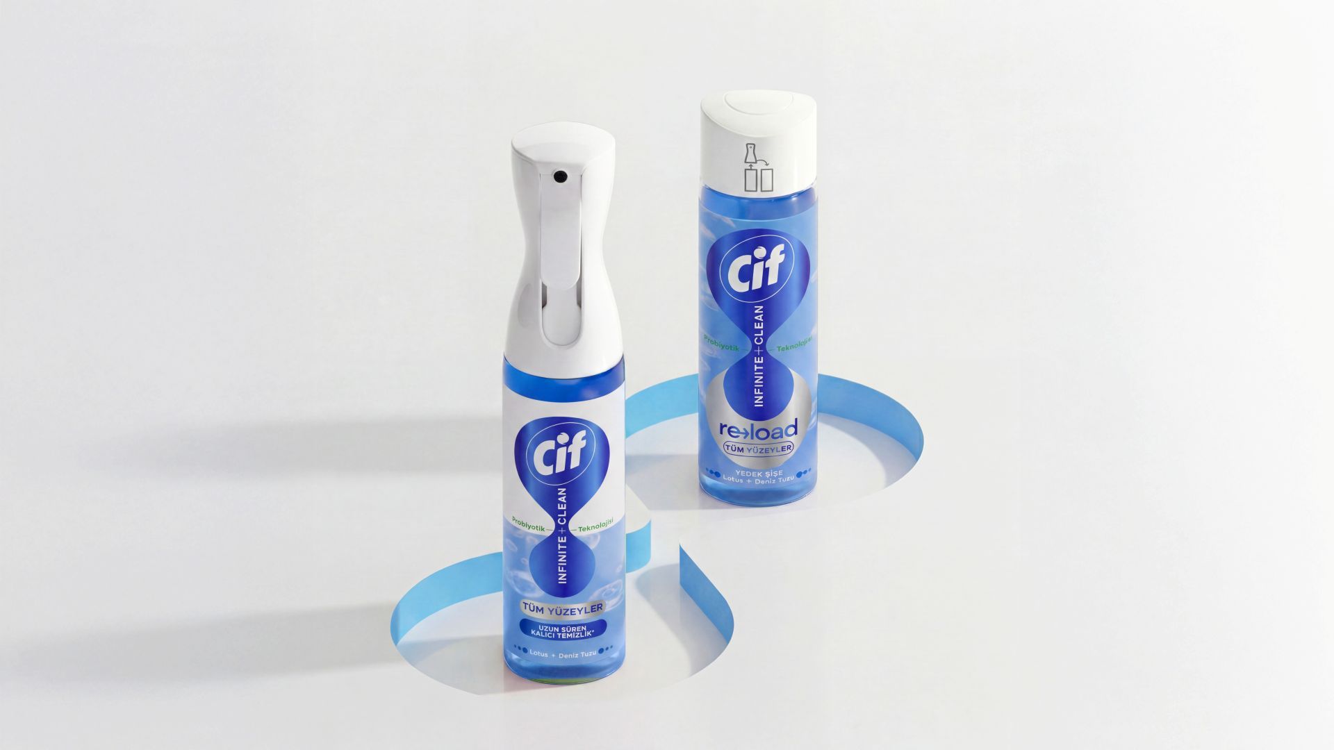 Cif infinite clean şişeleri beyaz zeminde görülüyor.