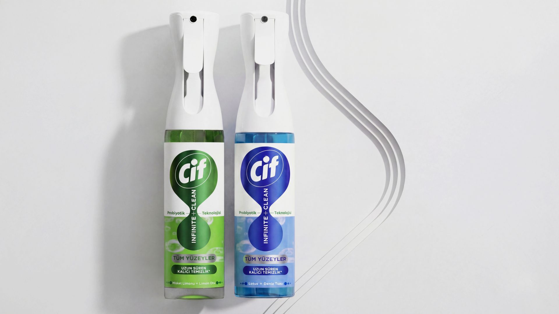 Mavi ve yeşil iki Cif İnfinite Clean şişesi beyaz zemin üzerinde görülüyor.
