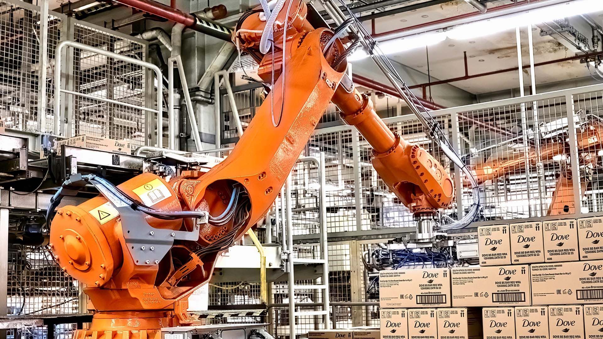 Unilever'in Almanya'daki Mannheim fabrikasında Dove Beauty Bars paketlerini bir palete yerleştiren otomatik toplama makinesi