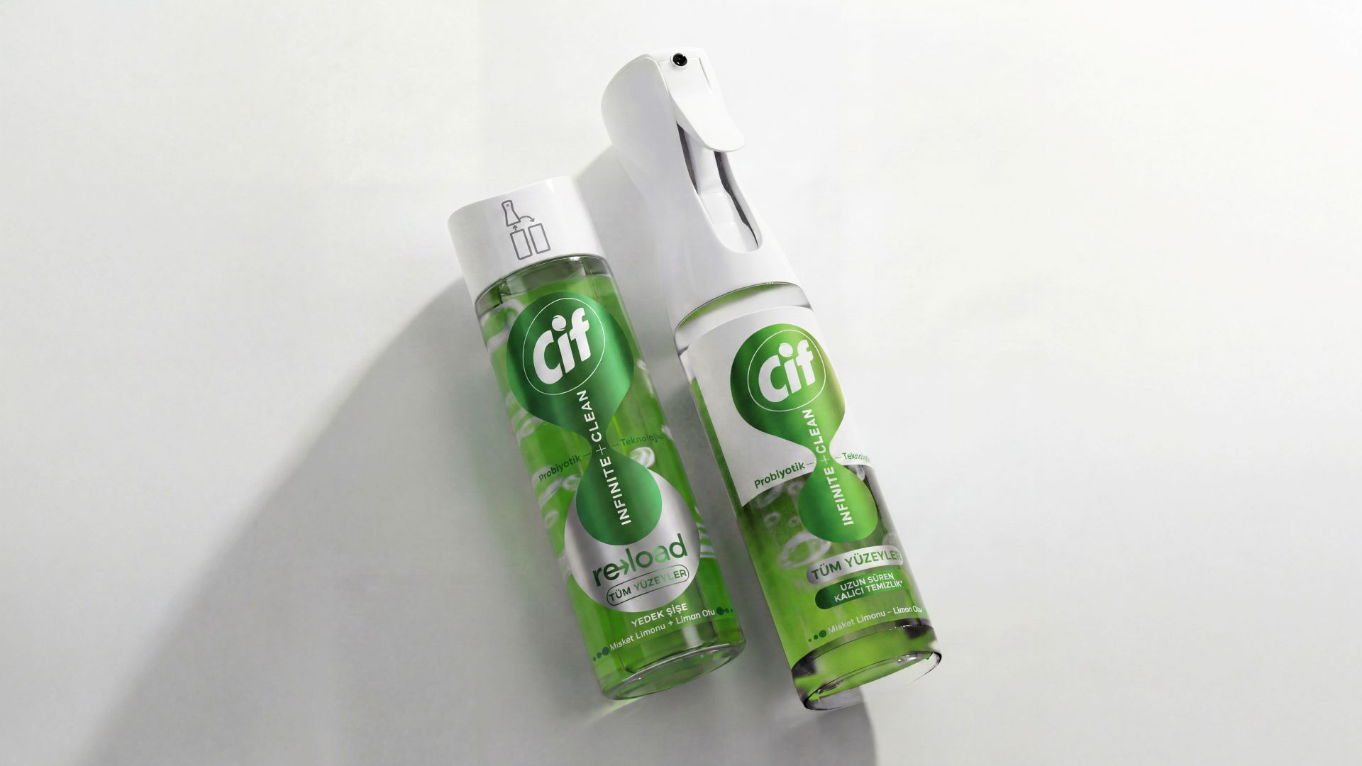 Cif infinite clean şişeleri beyaz zeminde görülüyor.