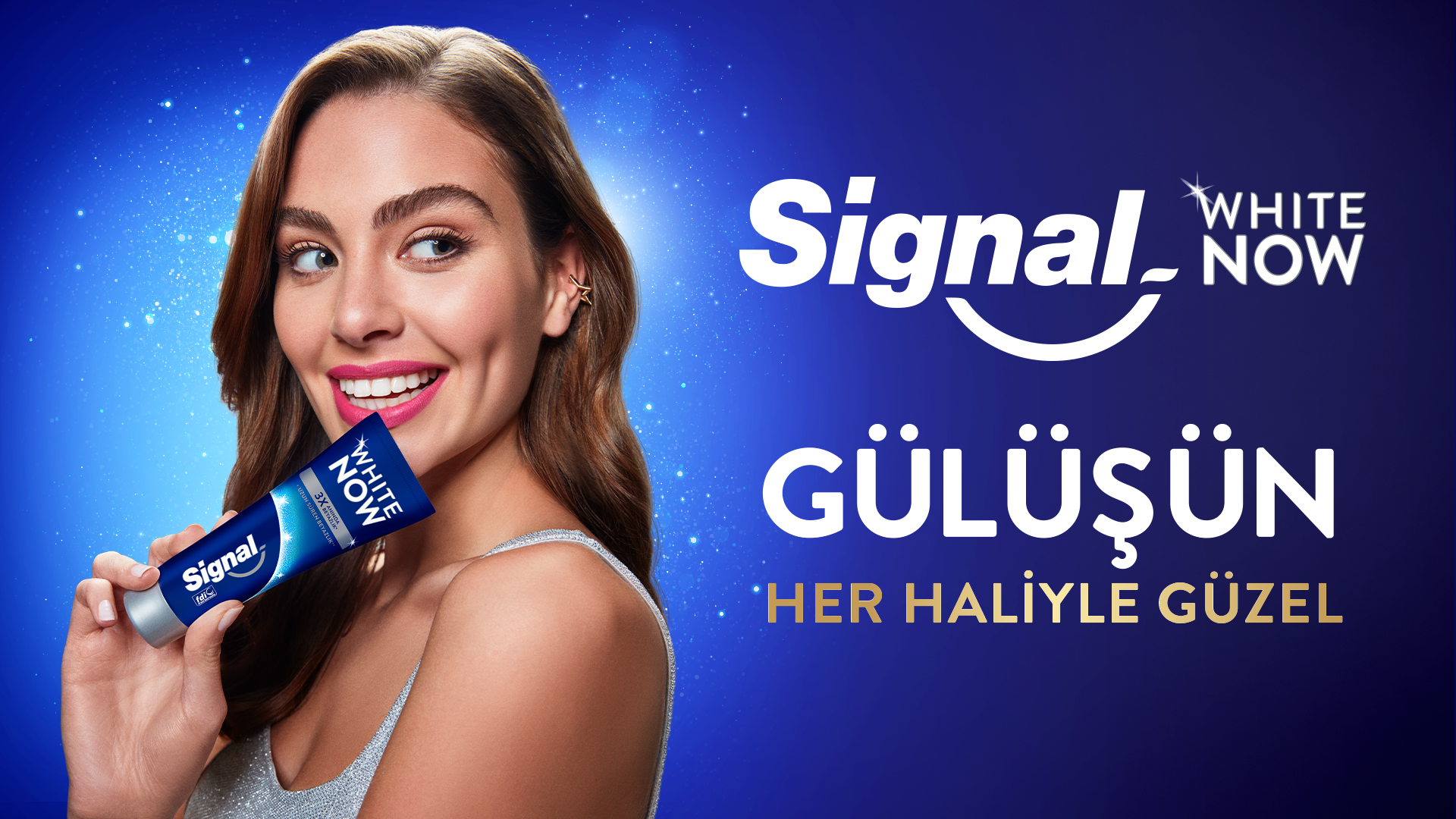 Bir kadın gülüyor ve elinde bir diş macunu tutuyor. Görselde "Gülüşün Her Haliyle Güzel" yazıyor.