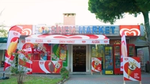 Wall's (Algida) markasını tabela, tente, bayrak ve şemsiyelerde sergileyen bir mini marketin dış görünümü.