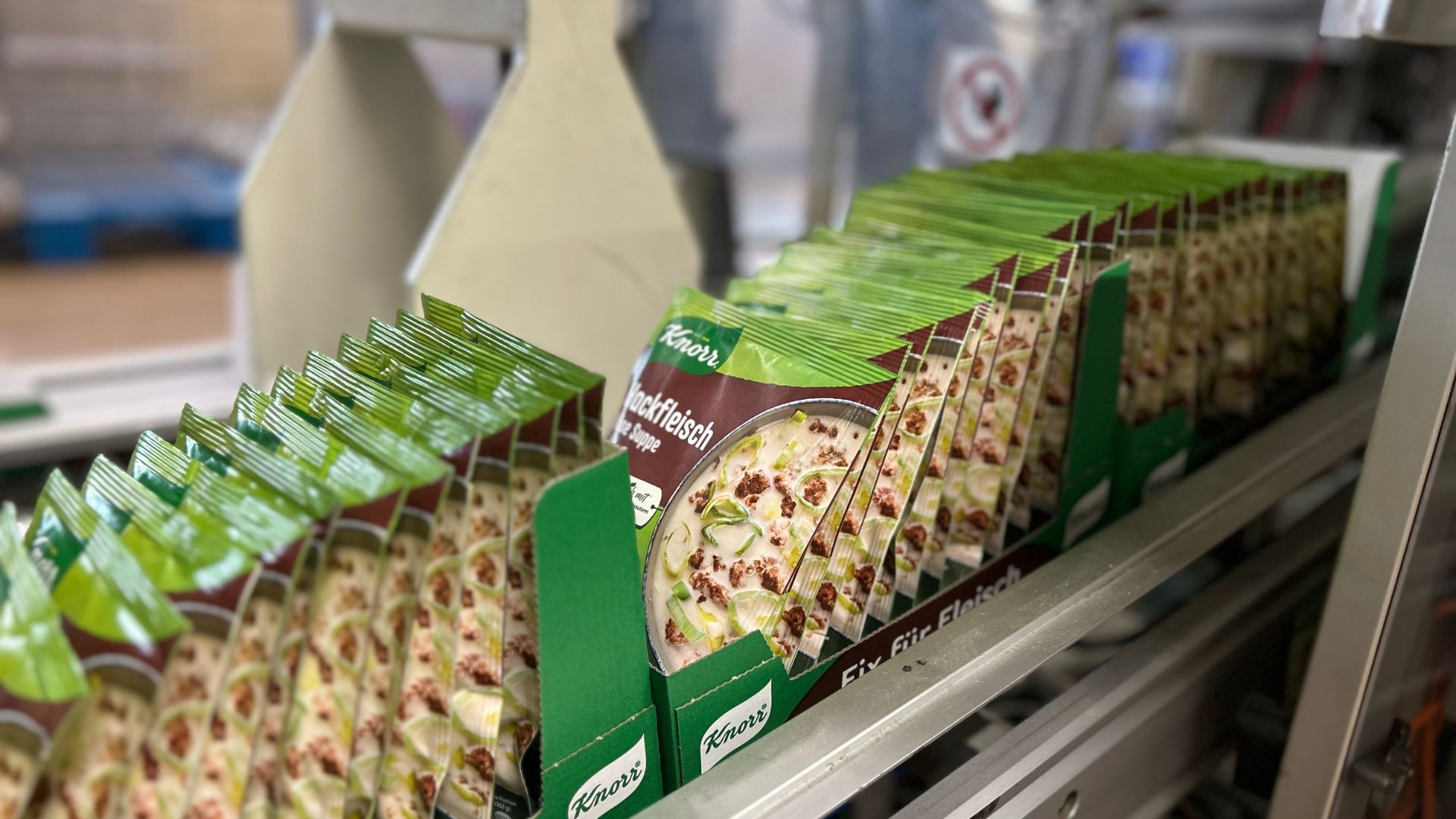 Fabrika hattındaki kolilerde bulunan Knorr ürünleri