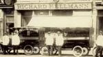 Siyah-beyaz Richard Hellmann dükkan fotoğrafı.